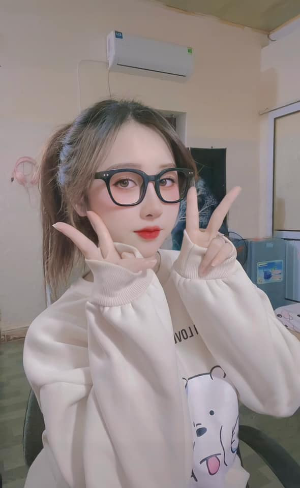 Cô nàng từng chia sẻ bản thân có dự định lấn sân nghệ thuật trong tương lai. Ảnh: FBNV