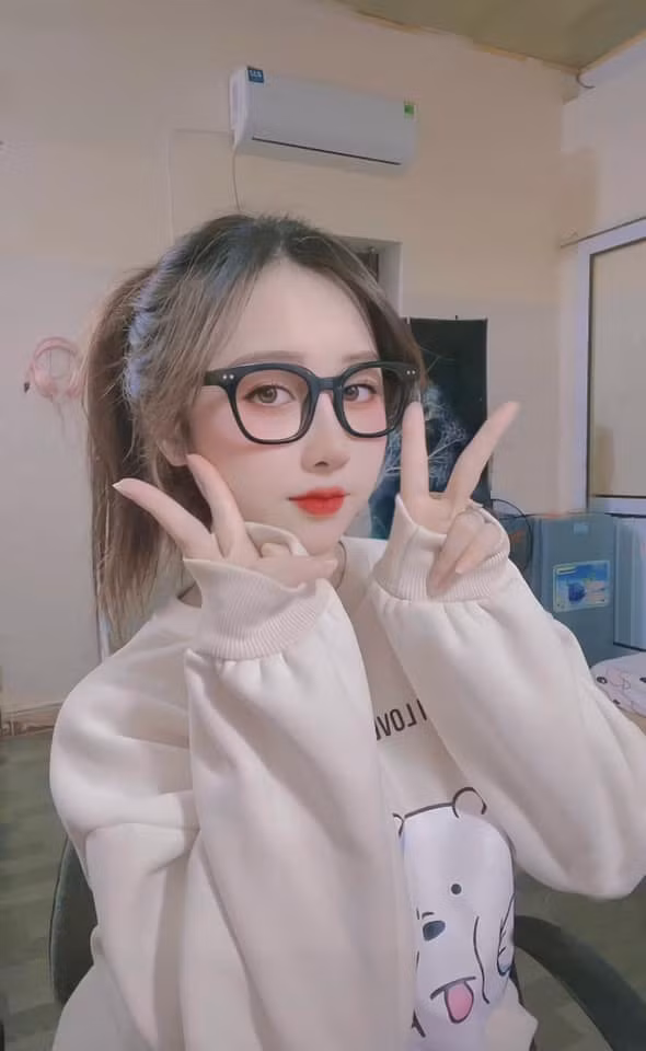 Cô nàng từng chia sẻ bản thân có dự định lấn sân nghệ thuật trong tương lai. Ảnh: FBNV