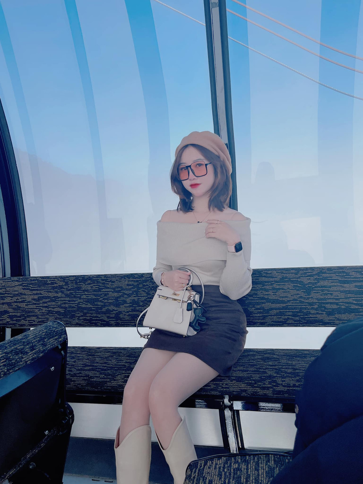 Ban đầu cô giáo 9X muốn học ngành Diễn viên của Đại học Sân khấu Điện ảnh, tuy nhiên sau đó theo định hướng từ gia đình, cô Hương Trà đã quyết định học Sư phạm.