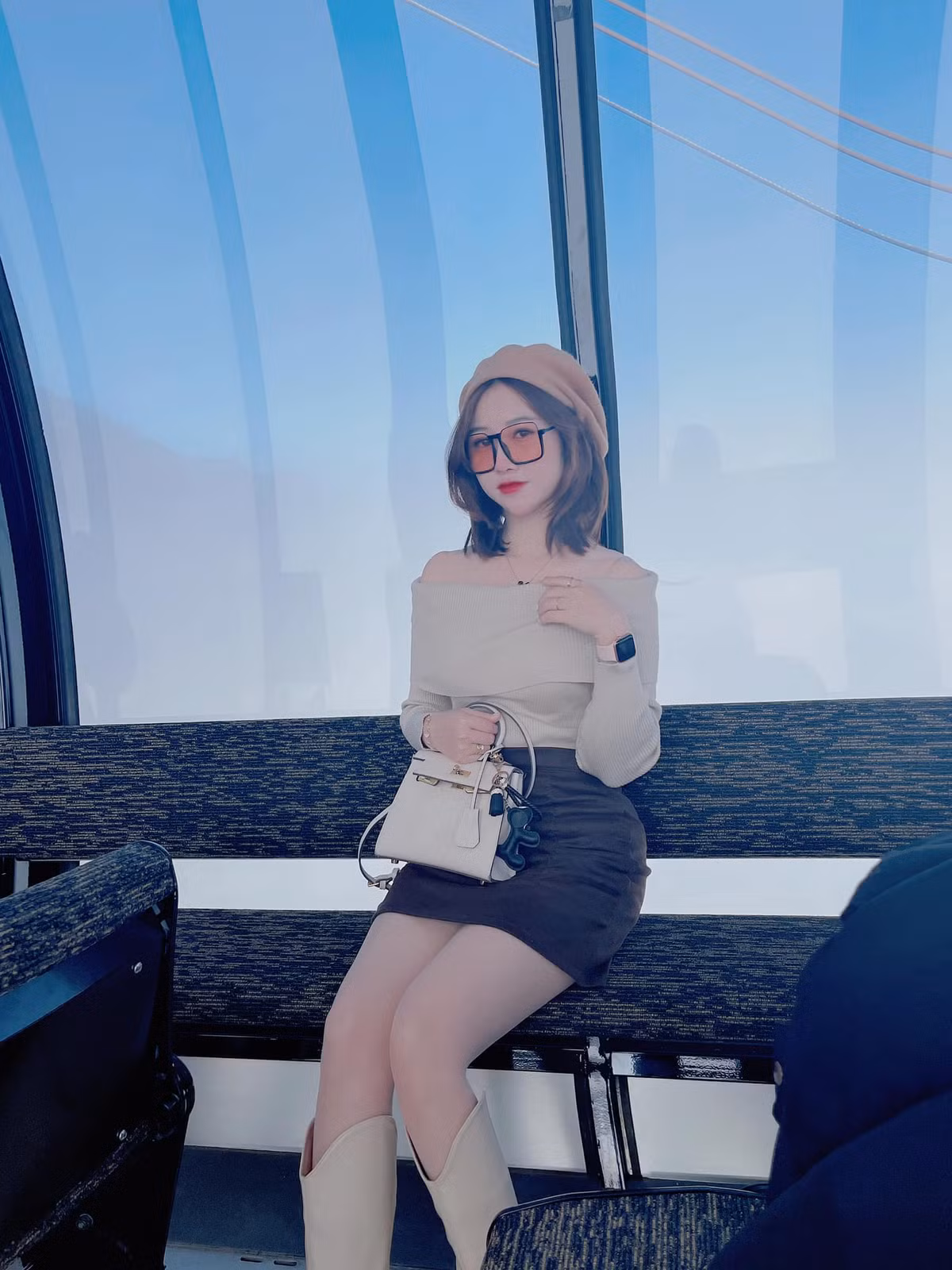 Ban đầu cô giáo 9X muốn học ngành Diễn viên của Đại học Sân khấu Điện ảnh, tuy nhiên sau đó theo định hướng từ gia đình, cô Hương Trà đã quyết định học Sư phạm.