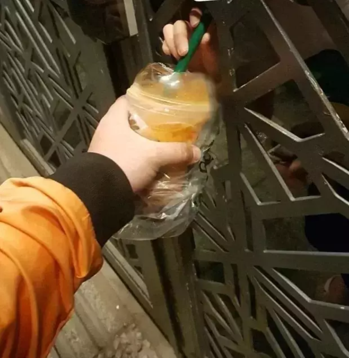 Làm mất chìa khóa không mở được cửa lấy được đồ ăn, anh shipper đành mở nắp cầm hộ khách và chờ "thượng đế" thưởng thức.