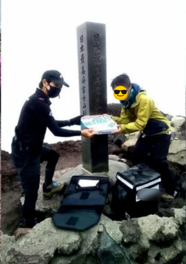 Đặt hàng xong, chỉ sau 5 tiếng chờ đợi chiếc pizza đã được anh chàng shipper nhiệt tình đưa đến tay khách. Và với địa điểm đặt hàng đặc biệt này, vị khách kia đã phải chi tới 40.000 yên (khoảng 6,8 triệu đồng) cho phí giao hàng. Chi phí này cao gấp 10 lần so với số tiền bánh là 3.776 yên (khoảng 647 nghìn đồng).