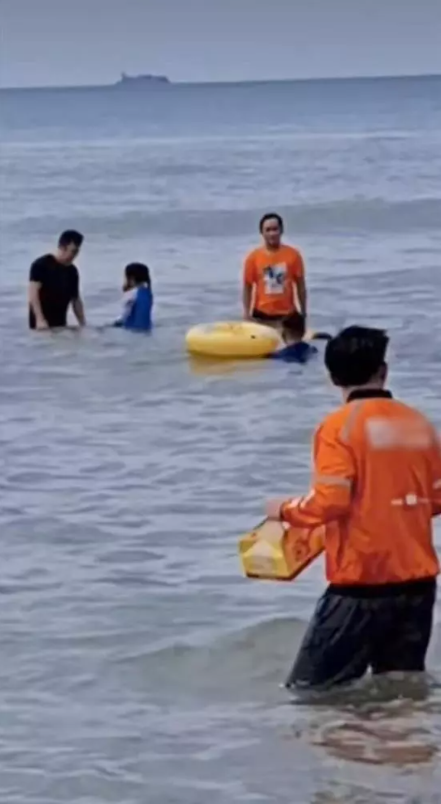 Hình ảnh anh shipper lặn lội ra giữa biển giao đồ cho khách từng khiến cư dân mạng được một không nhịn được cười.