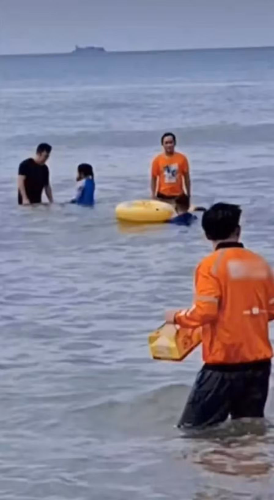 Hình ảnh anh shipper lặn lội ra giữa biển giao đồ cho khách từng khiến cư dân mạng được một không nhịn được cười.