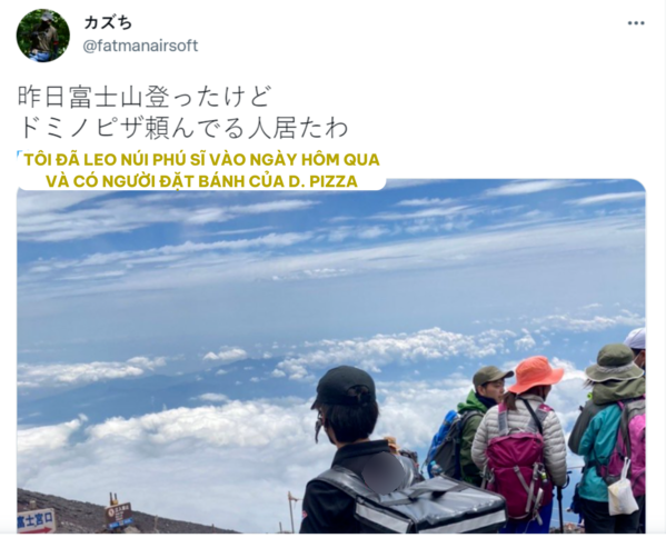 Ban đầu, anh chàng này chỉ nghĩ họ đùa vì núi Phú Sĩ có địa hình khó di chuyển lại hiểm trở. Tuy nhiên, người kia lập tức lên ứng dụng và đặt một chiếc pizza ngay sau đó. Bất ngờ hơn là vẫn có người nhận đơn hàng này.