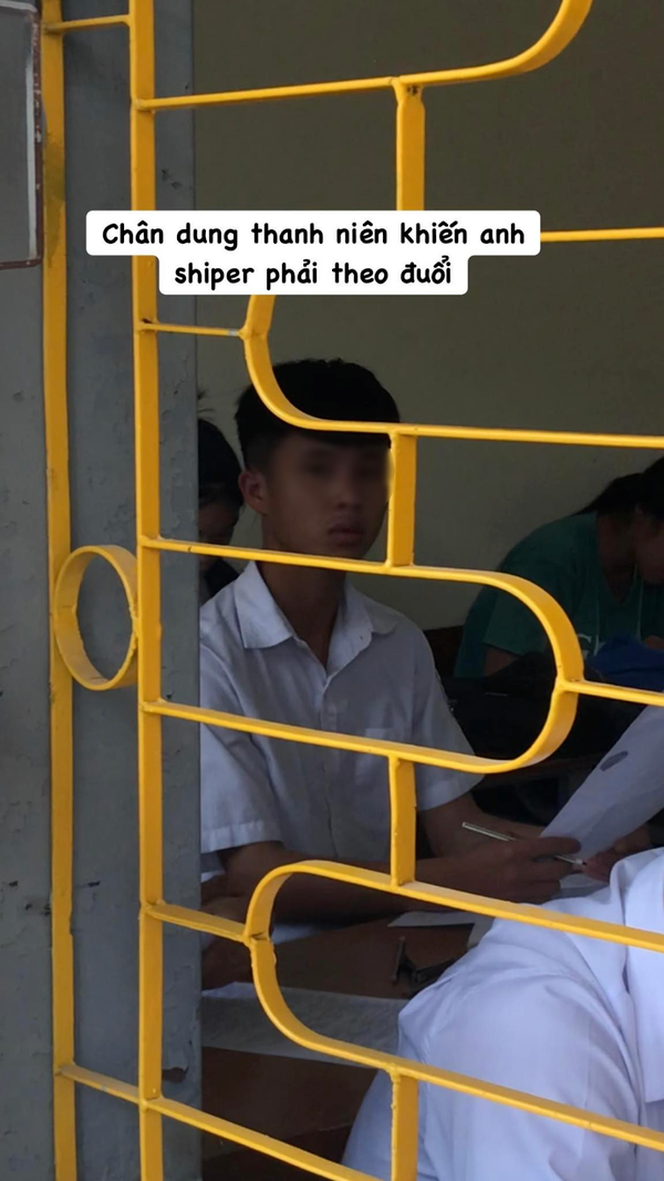 Nam sinh kia vẫn đang ngồi trong lớp và không hề hay biết có một người đang đợi mình.