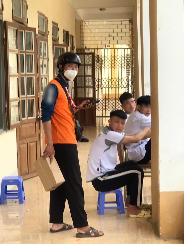 Đây không phải là lần đầu tiên netizen được chứng kiến sự nhiệt tình của shipper. Trước đó, cõi mạng chia sẻ khoảnh khắc đáng yêu của một nam shipper do sợ khách bom hàng vì gọi không nghe máy nên đã tìm đến tận lớp học của nam sinh này.