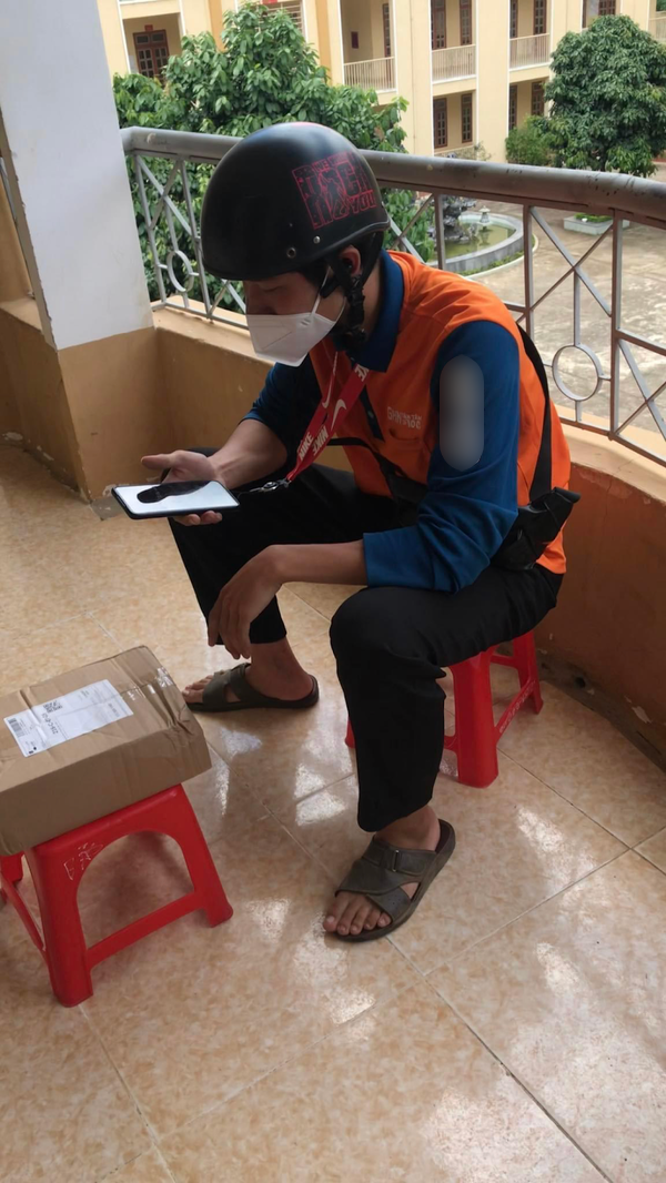 Nhưng do các lớp đang trong giờ học nên anh shipper đã quyết tâm lấy ghế nhựa ra ngồi ở hành lang và chờ đợi vị khách của mình.