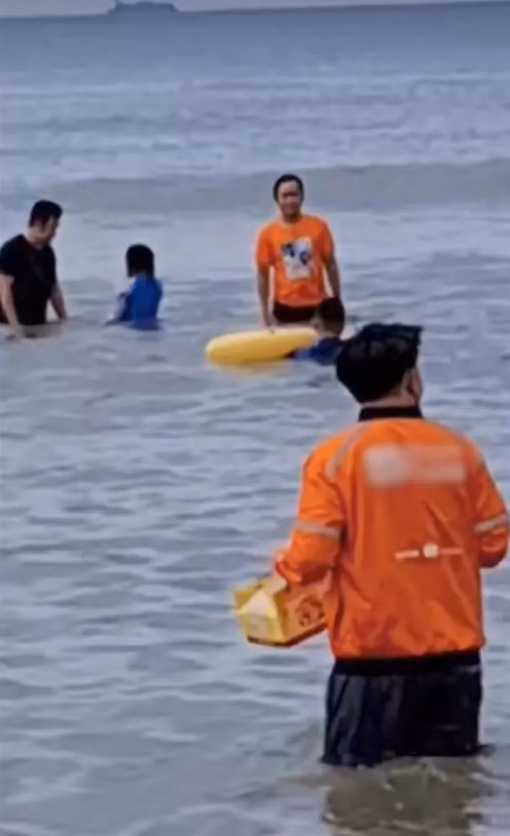 Ra đến giữa biển, anh chàng shipper vẫn đang loay hoay gọi điện thoại cho khách, mắt vẫn hướng đi nhiều hướng để xem khách hàng đang bơi tận phương trời nào.