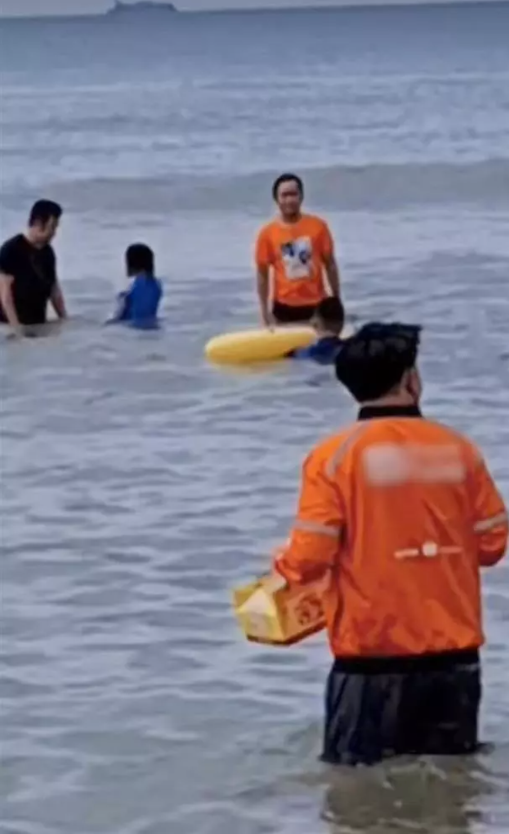 Ra đến giữa biển, anh chàng shipper vẫn đang loay hoay gọi điện thoại cho khách, mắt vẫn hướng đi nhiều hướng để xem khách hàng đang bơi tận phương trời nào.