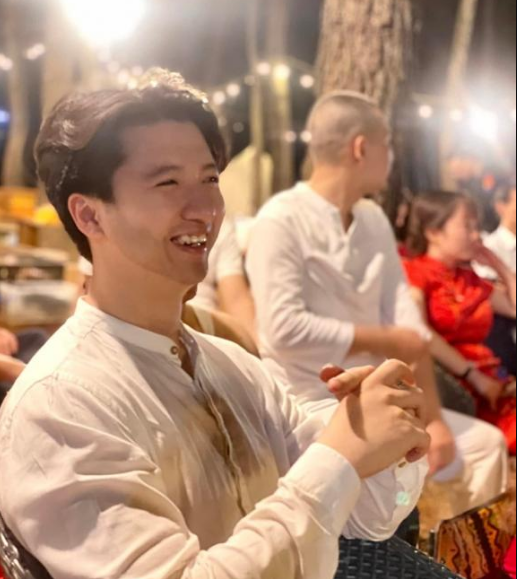 Trong khi vợ cũ ngày càng trẻ đẹp thì nam diễn viên lại trông già dặn hơn.