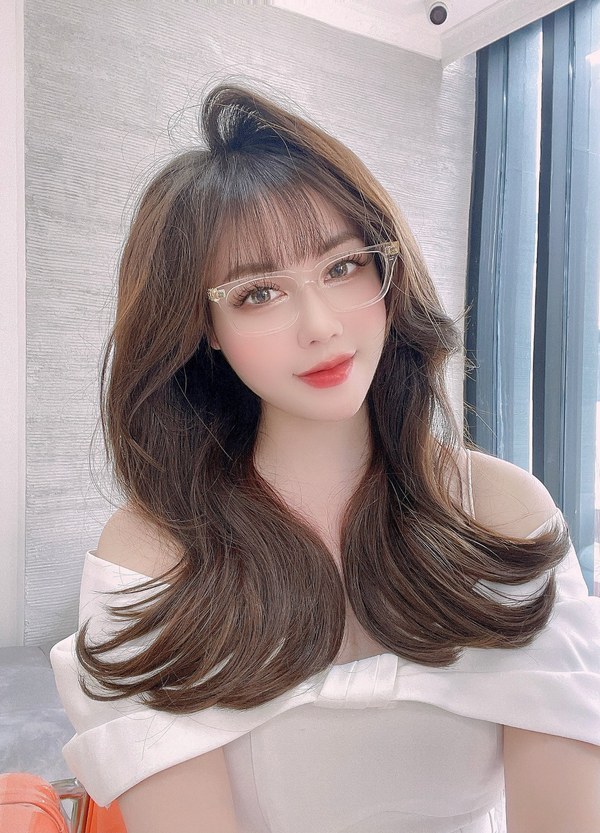 Cô cũng nhận được nhiều lời khen về nhan sắc cũng như cách ứng xử khi gặp ngoài đời.