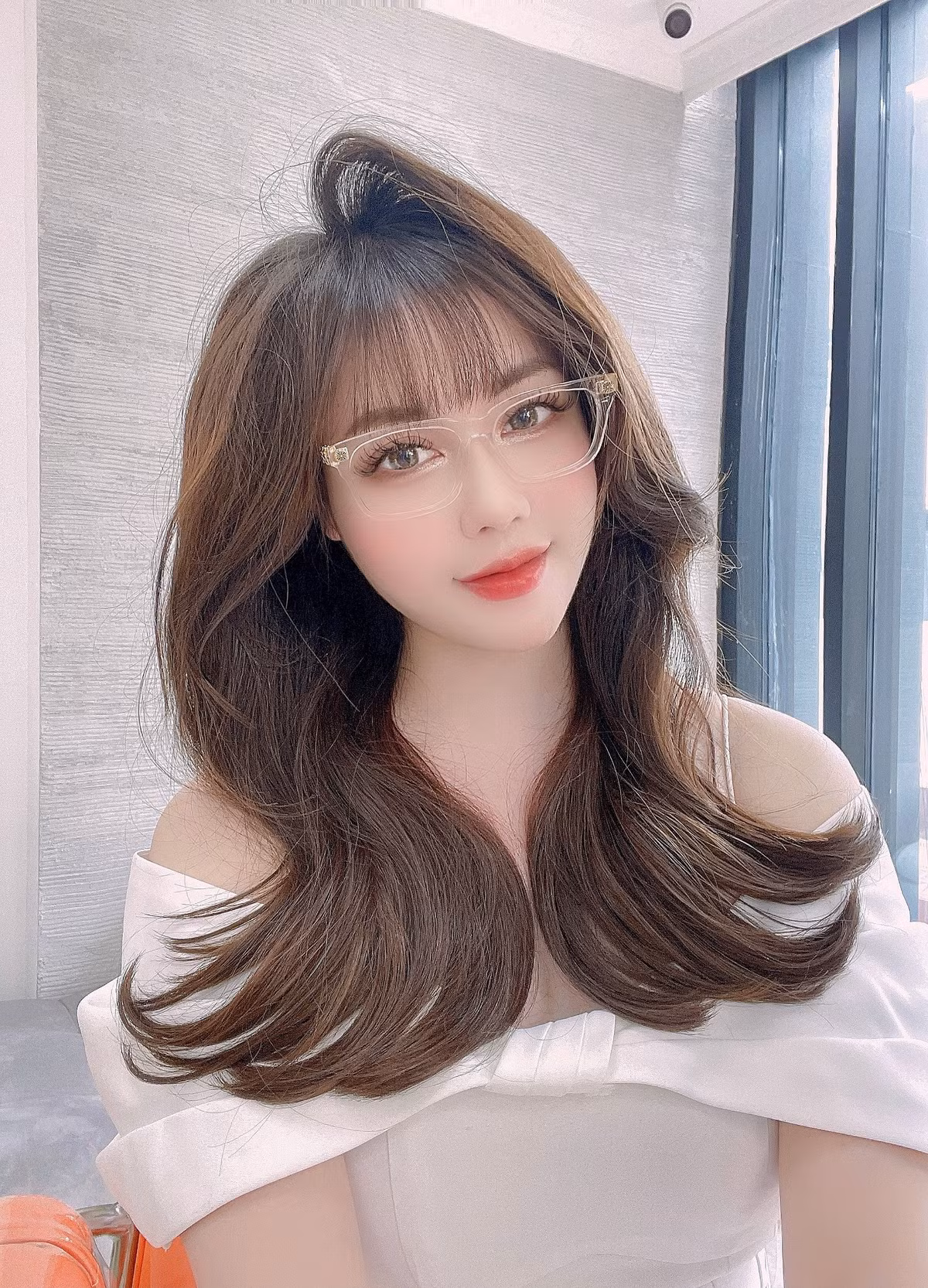 Cô cũng nhận được nhiều lời khen về nhan sắc cũng như cách ứng xử khi gặp ngoài đời.