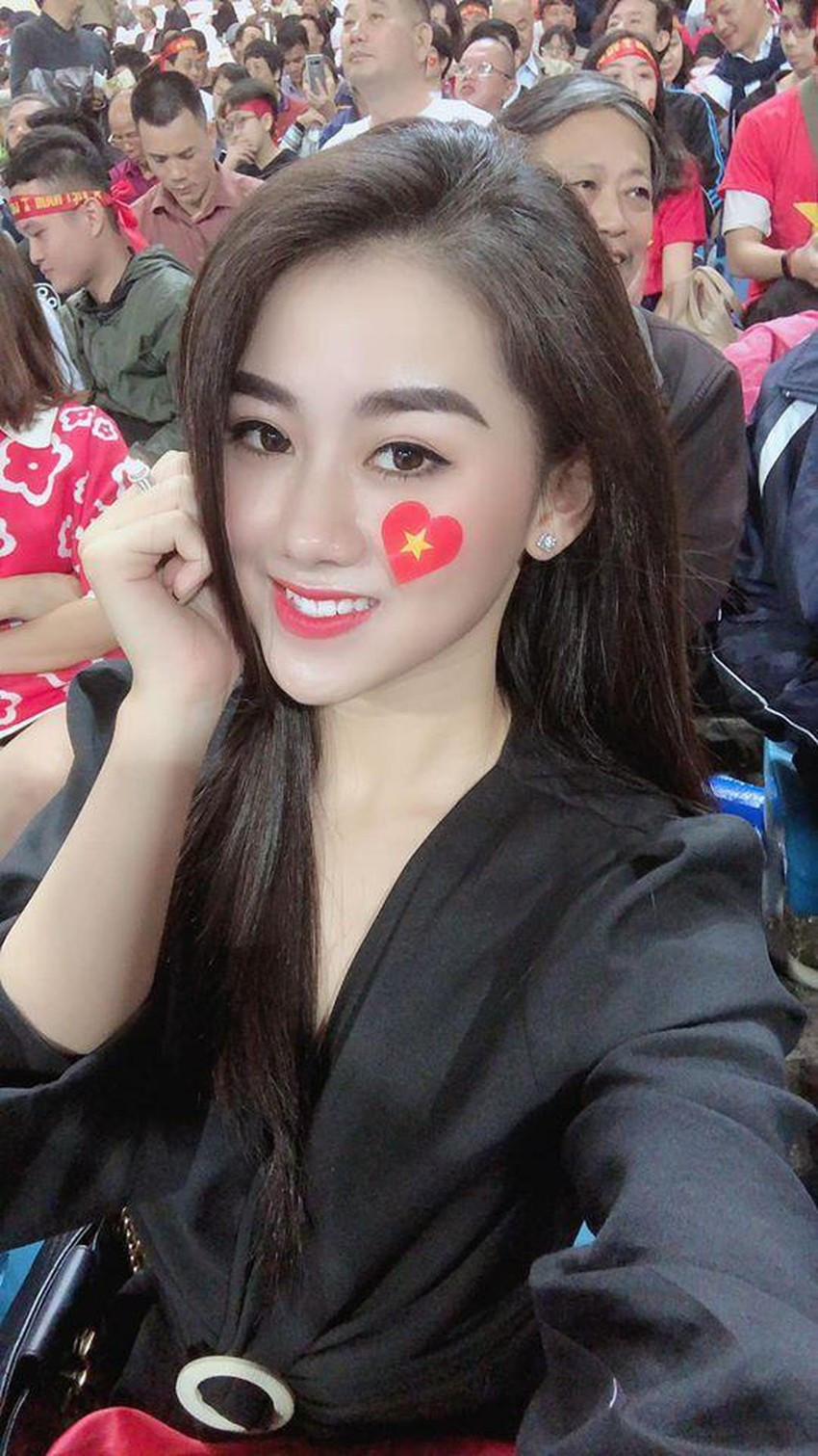 Đinh Ngọc Mai sinh năm 1997 từng được biết đến là nữ CĐV khi tham gia "Nóng cùng World Cup 2018". Người đẹp là 1 trong 32 cô gái đại diện cho 32 đội bóng trong chương trình bình luận.