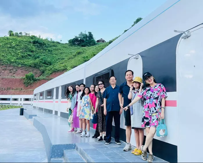 Ở phần bình luận, ngoài khen ngợi nhan sắc xinh đẹp của nữ BTV, một tài khoản săm soi: "Không nghĩ cậu em của anh (chồng Hoài Anh) lại vẫn trẻ thế?". Nhiều người cũng gật gù đồng tình bởi ngoài 40 tuổi rồi, trông anh vẫn vô cùng phong độ.