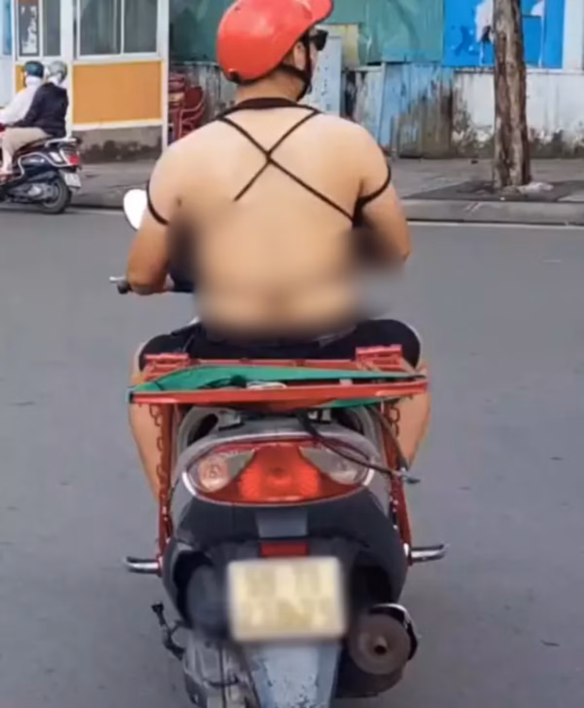 Mở đầu clip, V. chạy xe rất hào hứng trên đường nhưng chỉ đi được 1 đoạn, vì có quá nhiều người nhìn ngó nên anh càng thấy ngại ngùng, chỉ muốn phi thẳng về nhà. Ảnh: Chụp màn hình