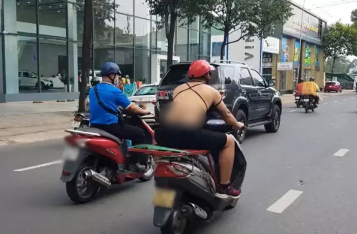 Mới đây, một tài khoản TikTok tên V. đã thực hiện thử thách bắt trend mặc áo hở hang đi dạo phố và đăng tải lên MXH, khiến không ít cư dân mạng khó hiểu. Ảnh: Chụp màn hình