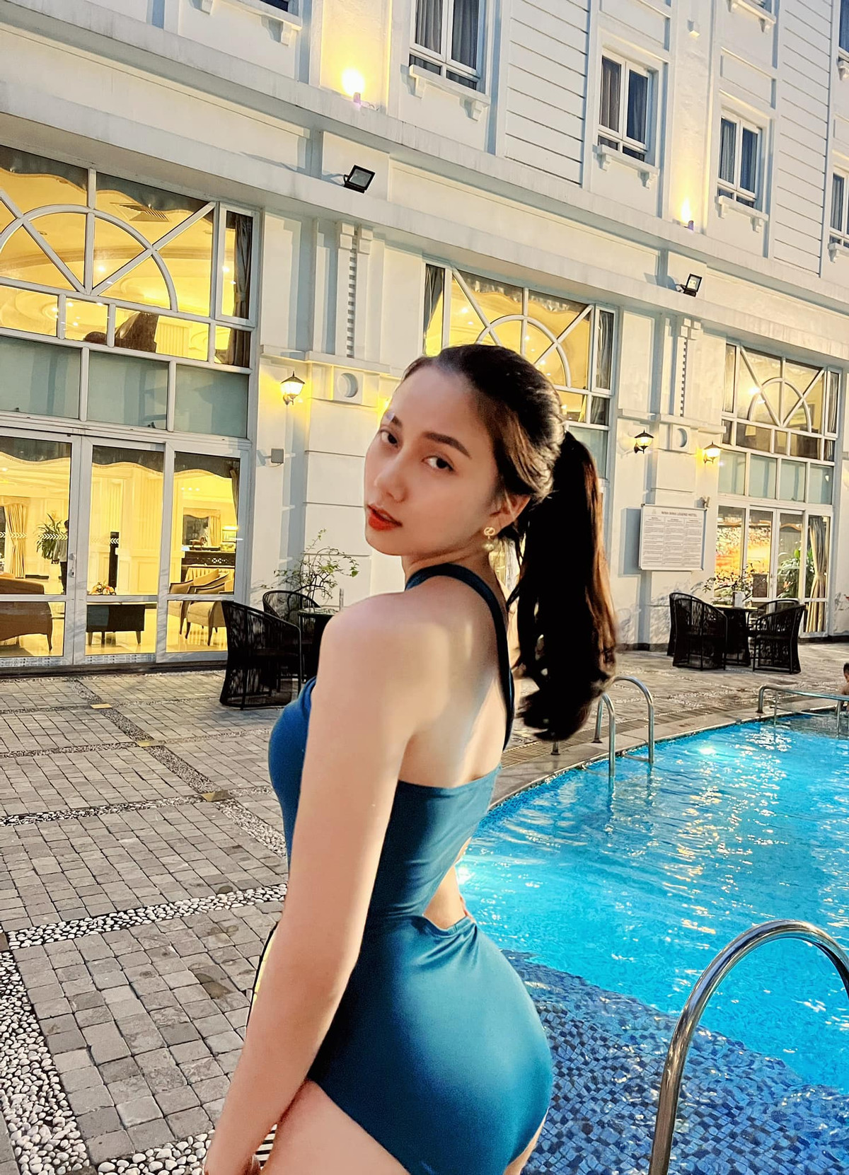 Sau khi đăng quang, nàng hot girl này không tiếp tục tham gia showbiz mà quyết định kết hôn và lui về kinh doanh tiệm vàng bạc đá quý ở Cần Thơ.