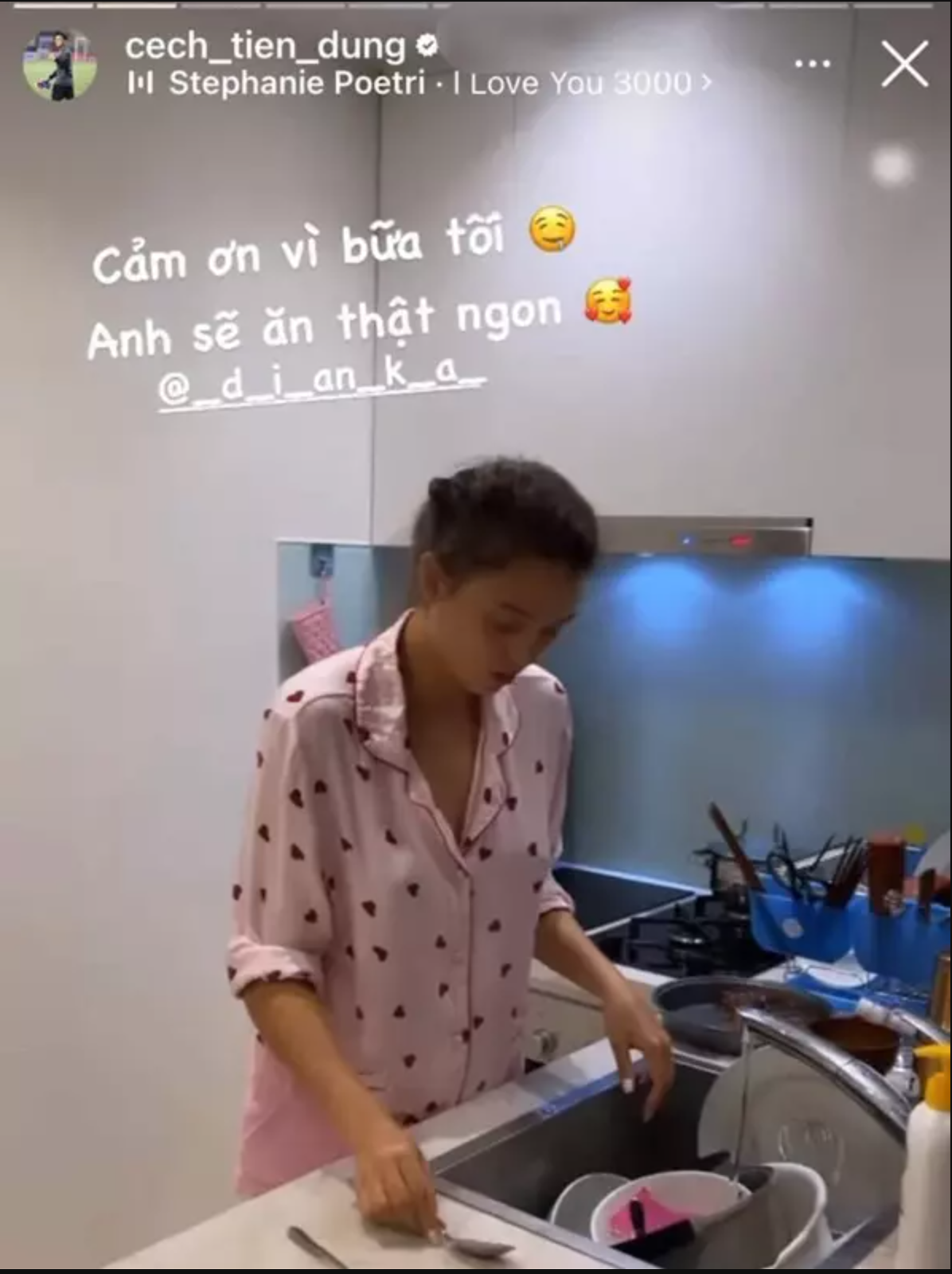 Còn đây là khoảnh khắc người đẹp 10X đầu tắt mặt tối rửa bát sau khi nấu cơm xong.