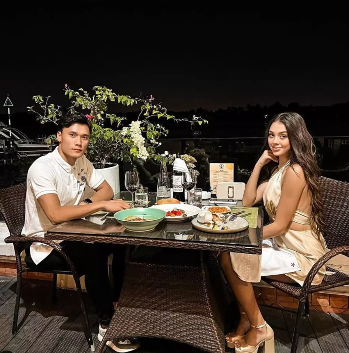 Dianka Zakhidova sinh năm 2000, là người Ukraine. Trước đó, Bùi Tiến Dũng tiết lộ anh là người chủ động “cầm cưa” bà xã.