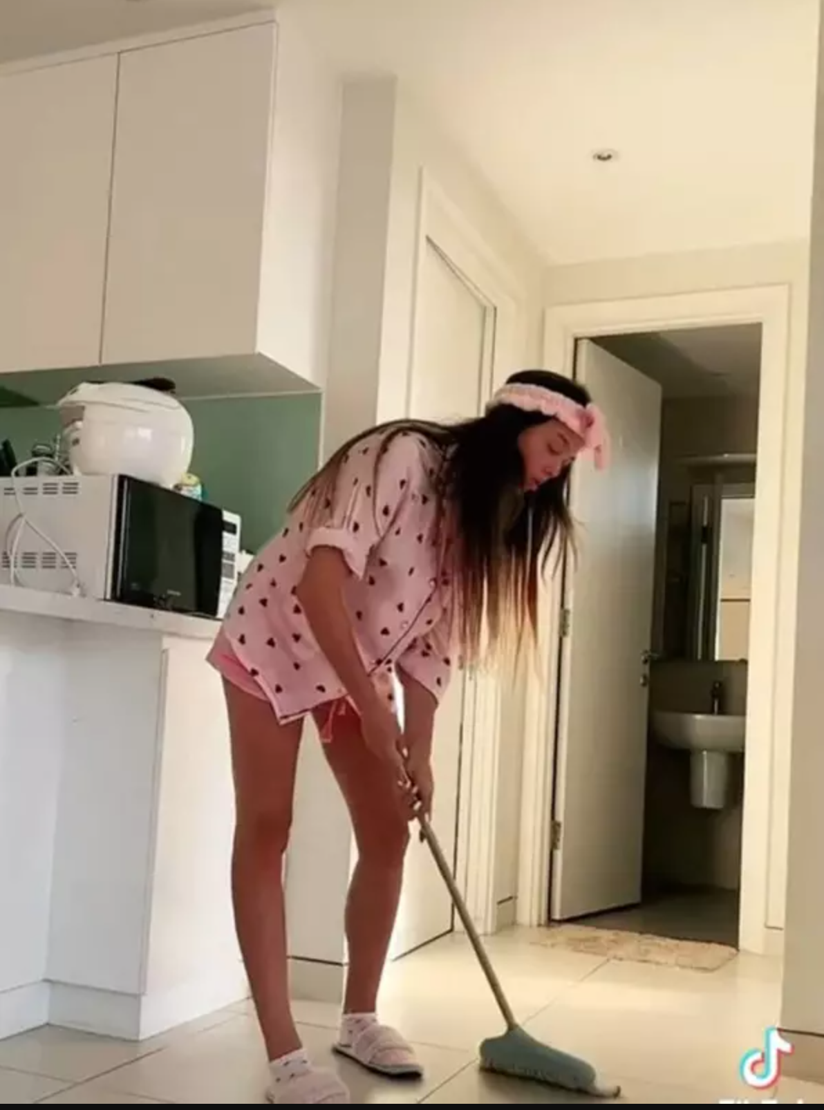 Gần đây, người yêu mến liên tục thấy thủ môn Bùi Tiến Dũng khoe ảnh vợ Tây chăm chỉ làm việc nhà. Thế nhưng, qua một số bức hình, nàng mẫu Tây lại lộ ảnh xuề xòa.