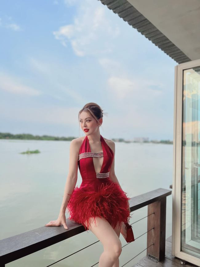 Ở ngoài đời hot girl thị phi này sở hữu thân hình nóng bỏng, giúp cô tự tin lăng xê nhiều gu thời trang tôn dáng.