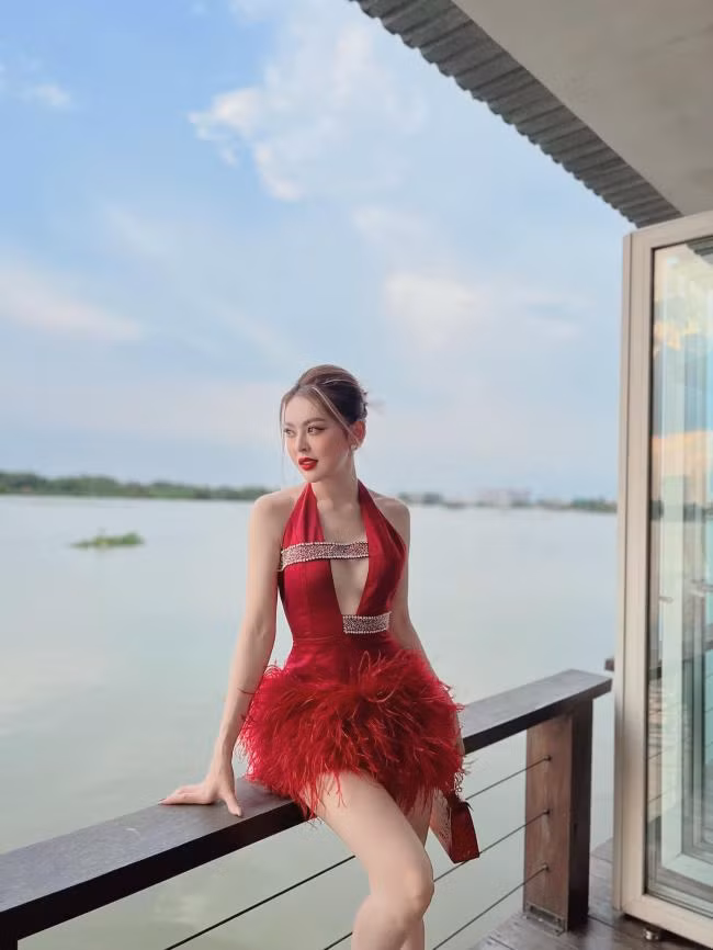 Ở ngoài đời hot girl thị phi này sở hữu thân hình nóng bỏng, giúp cô tự tin lăng xê nhiều gu thời trang tôn dáng.