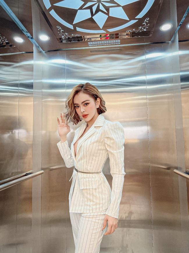 Thậm chí, sự đầu tư về trang phục của cô còn hoành tráng hơn cả nghệ sĩ, táo bạo phô diễn đường cong.