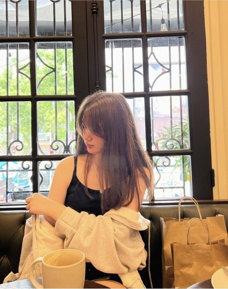 Cô gái mang hai dòng máu thừa hưởng trọn vẹn nét đẹp của bố mẹ từ đôi mắt đen láy, sống mũi cao thẳng và làn da trắng không chút tì vết.