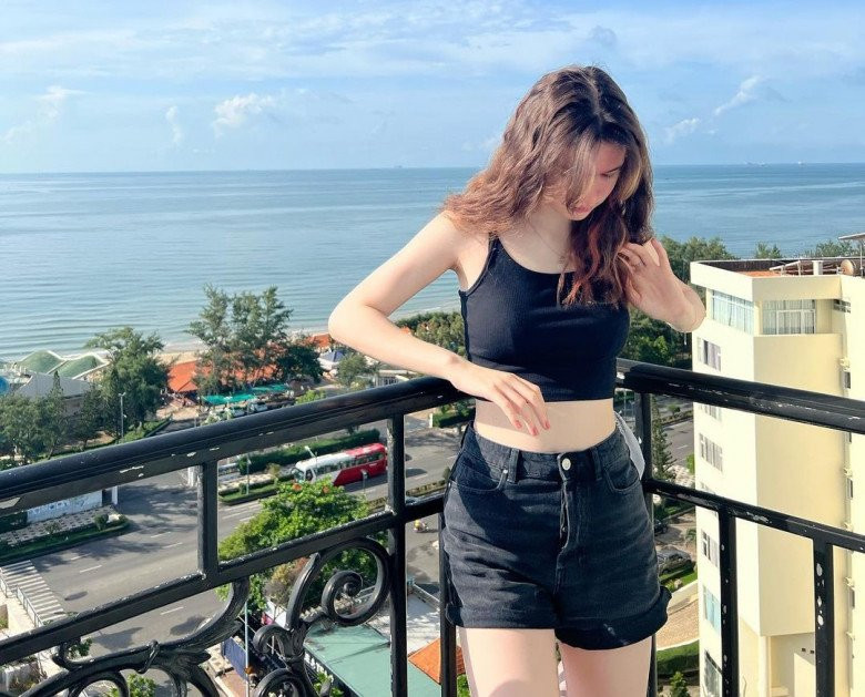 Diện áo croptop cùng quần sooc, Thanh Giang để lộ thân hình thon gọn, khỏe khoắn với chiều cao khủng là 1m80.