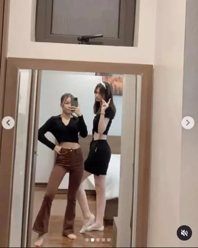 Trong khi anh cả, anh hai có chiều cao nổi bật và gương mặt điển trai thì cô em út mặc dù chỉ 14 tuổi nhưng đã sở hữu chiều cao gần 1m80 cùng ngoại hình xinh xắn, gương mặt đáng yêu như thiên thần.