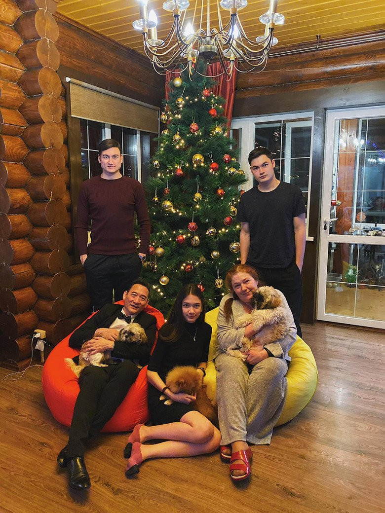 Đầu tháng 6 vừa qua, Thanh Giang đã về VIệt Nam cùng bố mẹ để thăm họ hàng. Cô bạn đã có nhiều khoảnh khắc chụp ảnh cùng chị dâu tương lai Yến Xuân làm netizen không khỏi chú ý. Ảnh: Tổng hợp