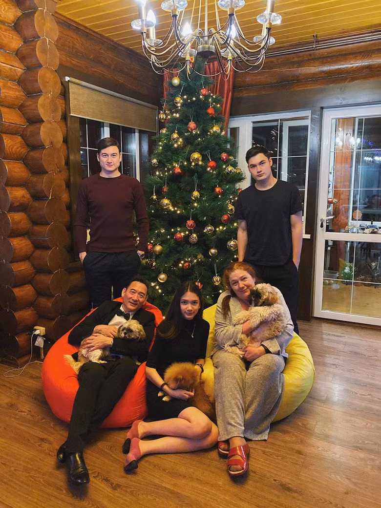 Đầu tháng 6 vừa qua, Thanh Giang đã về VIệt Nam cùng bố mẹ để thăm họ hàng. Cô bạn đã có nhiều khoảnh khắc chụp ảnh cùng chị dâu tương lai Yến Xuân làm netizen không khỏi chú ý. Ảnh: Tổng hợp