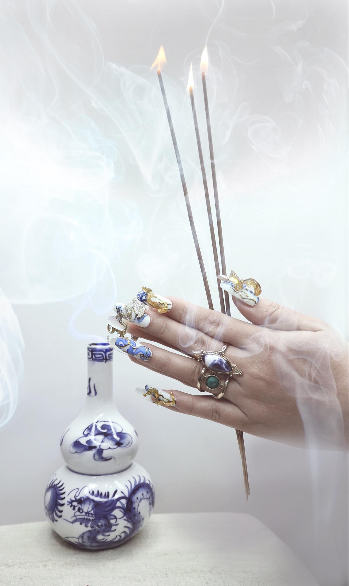 Bộ nails tâm linh "sương sương" cho các chị em vượt qua tháng cô hồn.