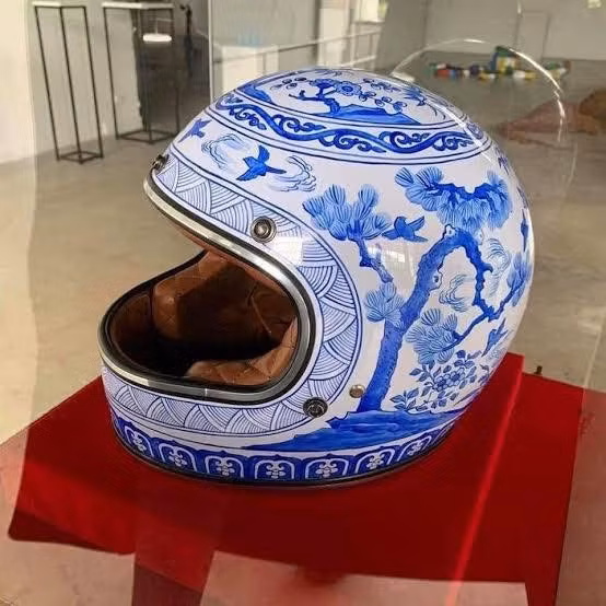 Mũ bảo hiểm họa tiết giống... bát hương để bắt trend trong tháng cô hồn cực độc đáo.