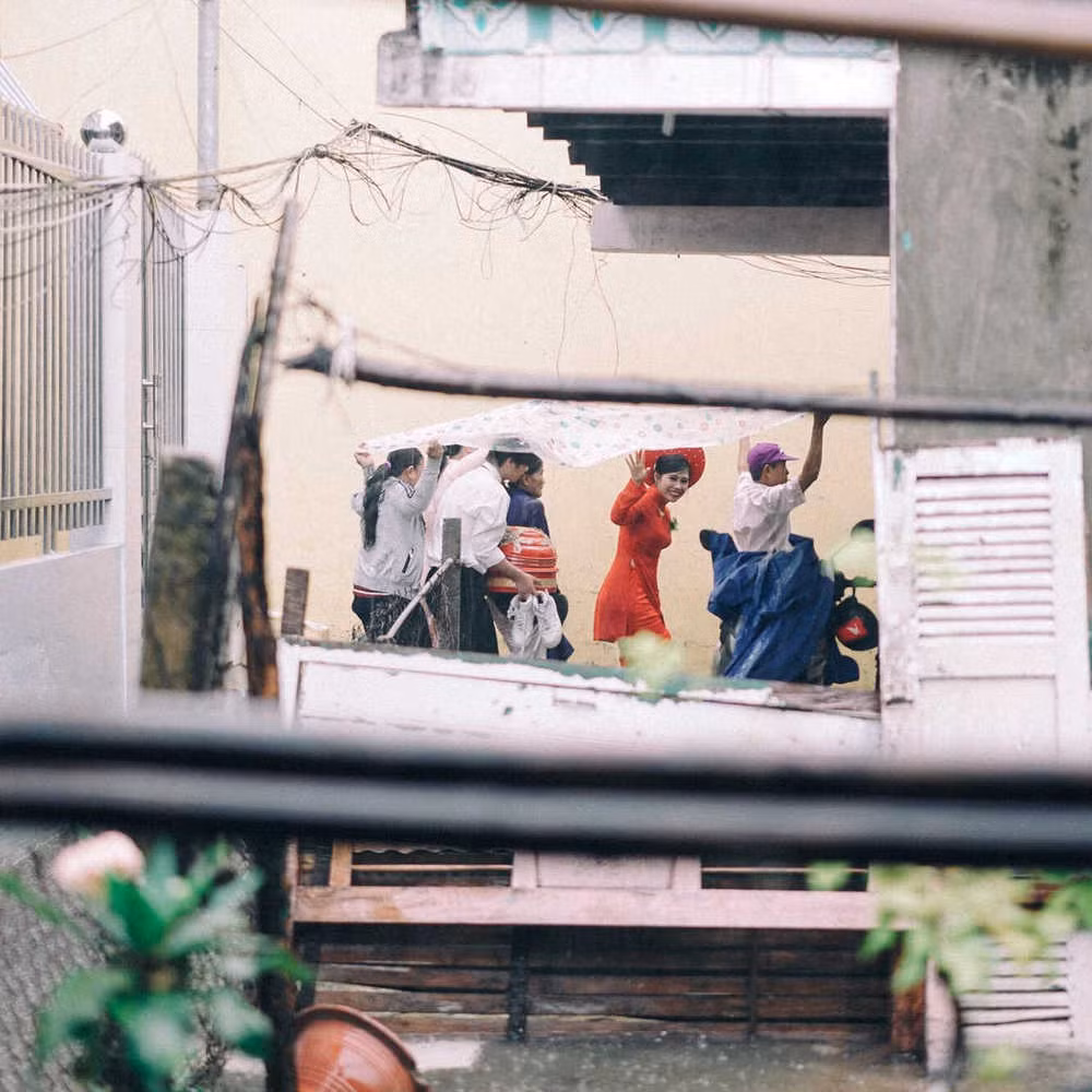 Nhìn nụ cười hạnh phúc của cô dâu chú rể cũng như người thân hai họ khi phải lội nước trong bộ quần áo lộng lẫy mà cộng đồng mạng thấy vui lây.