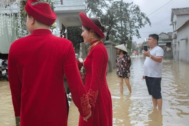 Đám cưới mùa lũ dù vất vả nhưng với họ ngày vui trọng đại vẫn phải cười tươi, diễn ra như dự định.