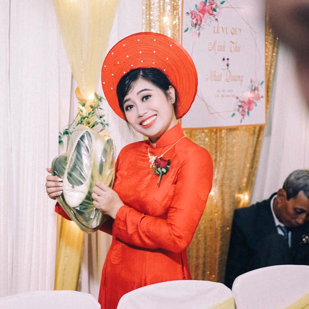 Đám cưới mùa lũ của cặp đôi này có lẽ là kỷ niệm nhớ đời của cô dâu chú rể, bởi lẽ thay vì rước dâu bằng ô tô, hay có không gian khô ráo thì cặp đôi, kể cả khách phải bì bõm lội nước để di chuyển.