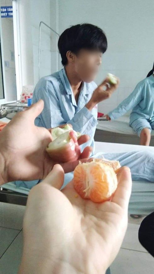 Hành động này của những người bạn chỉ là đùa vui, mong muốn giúp người bạn bị ốm lấy lại nụ cười sau quãng thời gian bị ốm mệt mỏi, buồn chán.