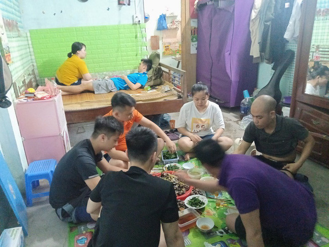 Mặc khác, việc cả nhóm nghịch ngợm, không ngại “sống đúng bản chất” như thế trước mặt người bệnh chứng tỏ họ là những người bạn cực kỳ thân thiết của nhau.