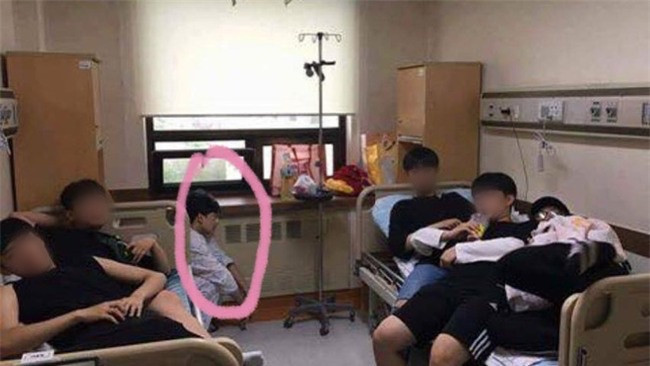 Rất nhiều bình luận cười ra nước mắt được cư dân mạng để lại phía dưới những bức ảnh lầy lội này. Hóa ra, cũng không ít người từng rơi vào cảnh éo le giống như trên.