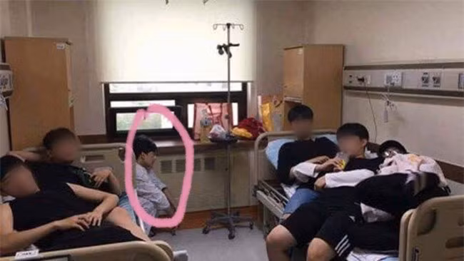 Rất nhiều bình luận cười ra nước mắt được cư dân mạng để lại phía dưới những bức ảnh lầy lội này. Hóa ra, cũng không ít người từng rơi vào cảnh éo le giống như trên.