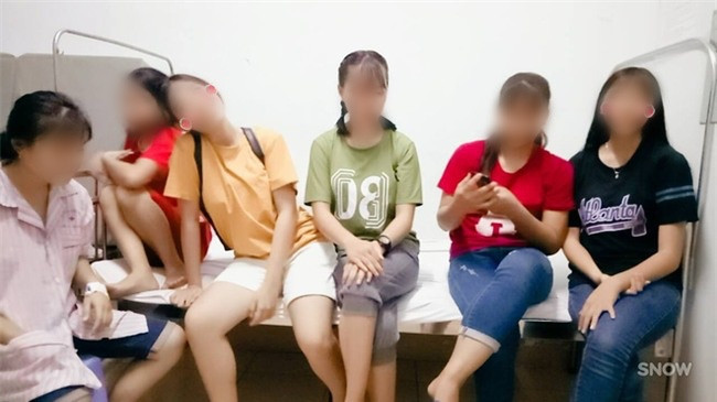 Nhóm nữ sinh chơi với nhau rất thân, họ chỉ bày trò chụp ảnh cho vui mà thôi, không hề có ý định trêu chọc hay "kì thị" người bạn đang nằm viện.