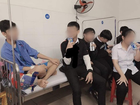 Minh chứng cho điều đó chính là những hình ảnh thăm bạn ốm của không ít hội nam thanh nữ tú khiến cư dân mạng không nhịn nổi cười. Thay vì quan tâm, hỏi han bạn, những người bạn lại bày trò túm tụm ăn uống mặc cho cậu bạn nằm ở một góc trông theo bất lực.