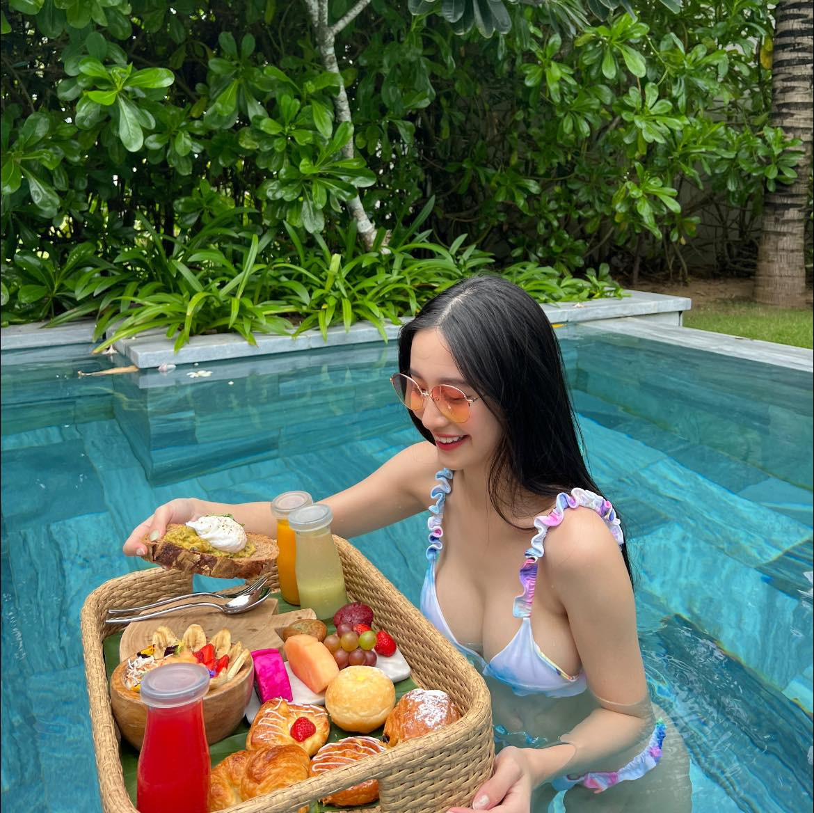 Trong loạt hình gần đây, Jun Vũ khoe khoảnh khắc mặc bikini toả sáng giữa hồ bơi. Với vòng 1 mới dao kéo nên cô dễ dàng chinh phục con mắt nhiều người.