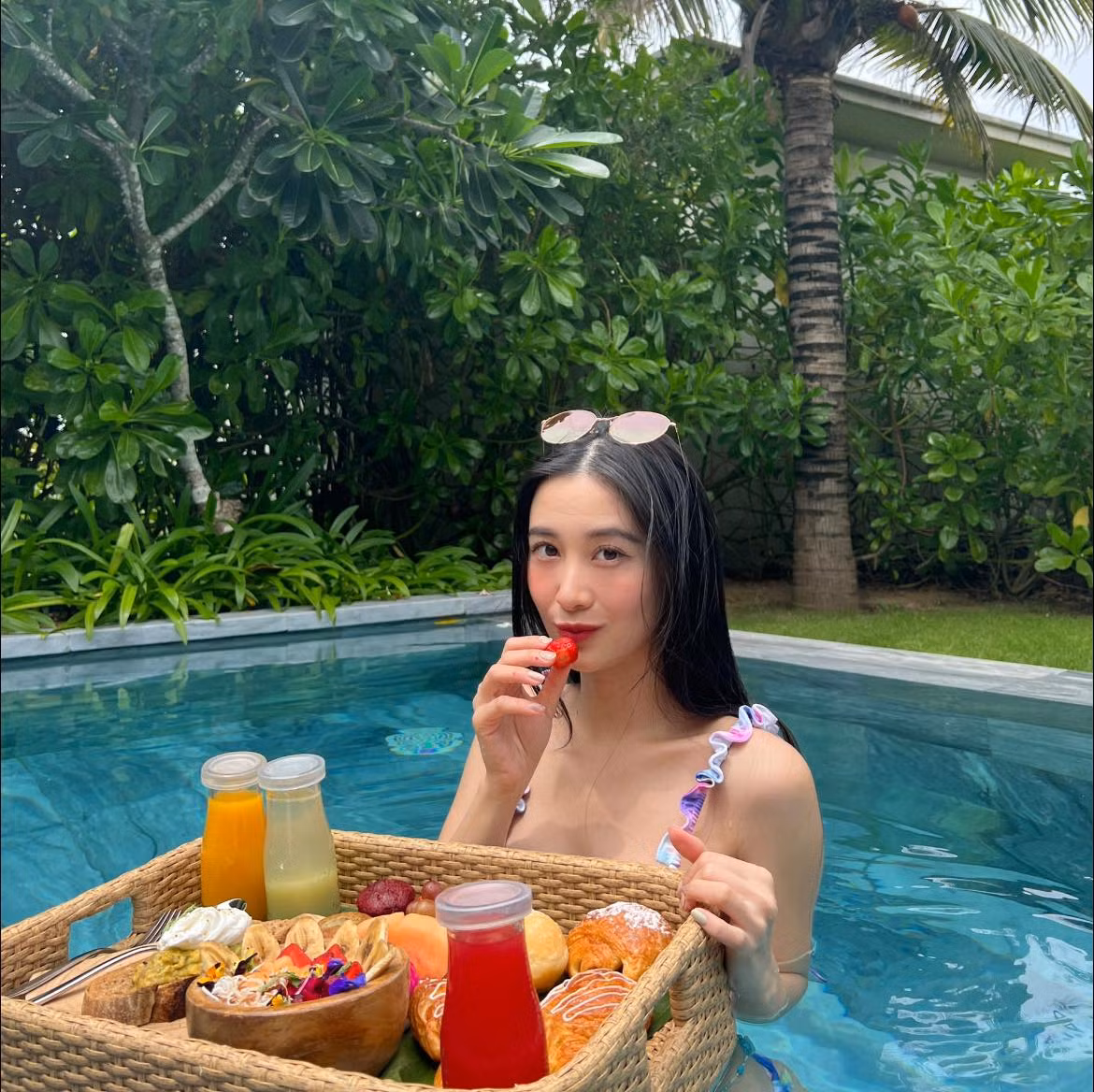 Từ hình ảnh "cô bé trà sữa" chuộng những bộ đồ dễ thương, Jun Vũ làm mới mình với hình ảnh quyến rũ.