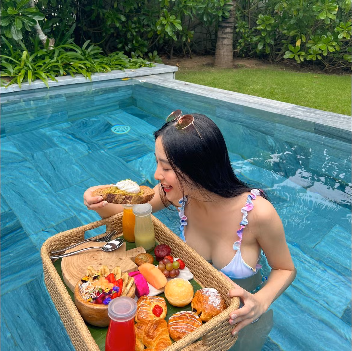 Jun Vũ theo đuổi phong cách thời trang gợi cảm, nữ tính. Cô thường xuyên chia sẻ hình ảnh của bản thân trên trang cá nhân với người hâm mộ.