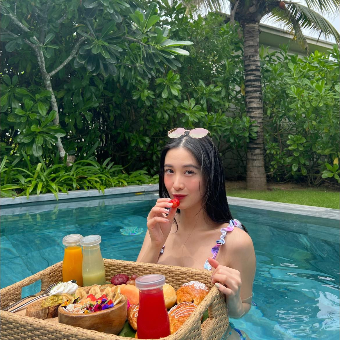 Từ hình ảnh "cô bé trà sữa" chuộng những bộ đồ dễ thương, Jun Vũ làm mới mình với hình ảnh quyến rũ.