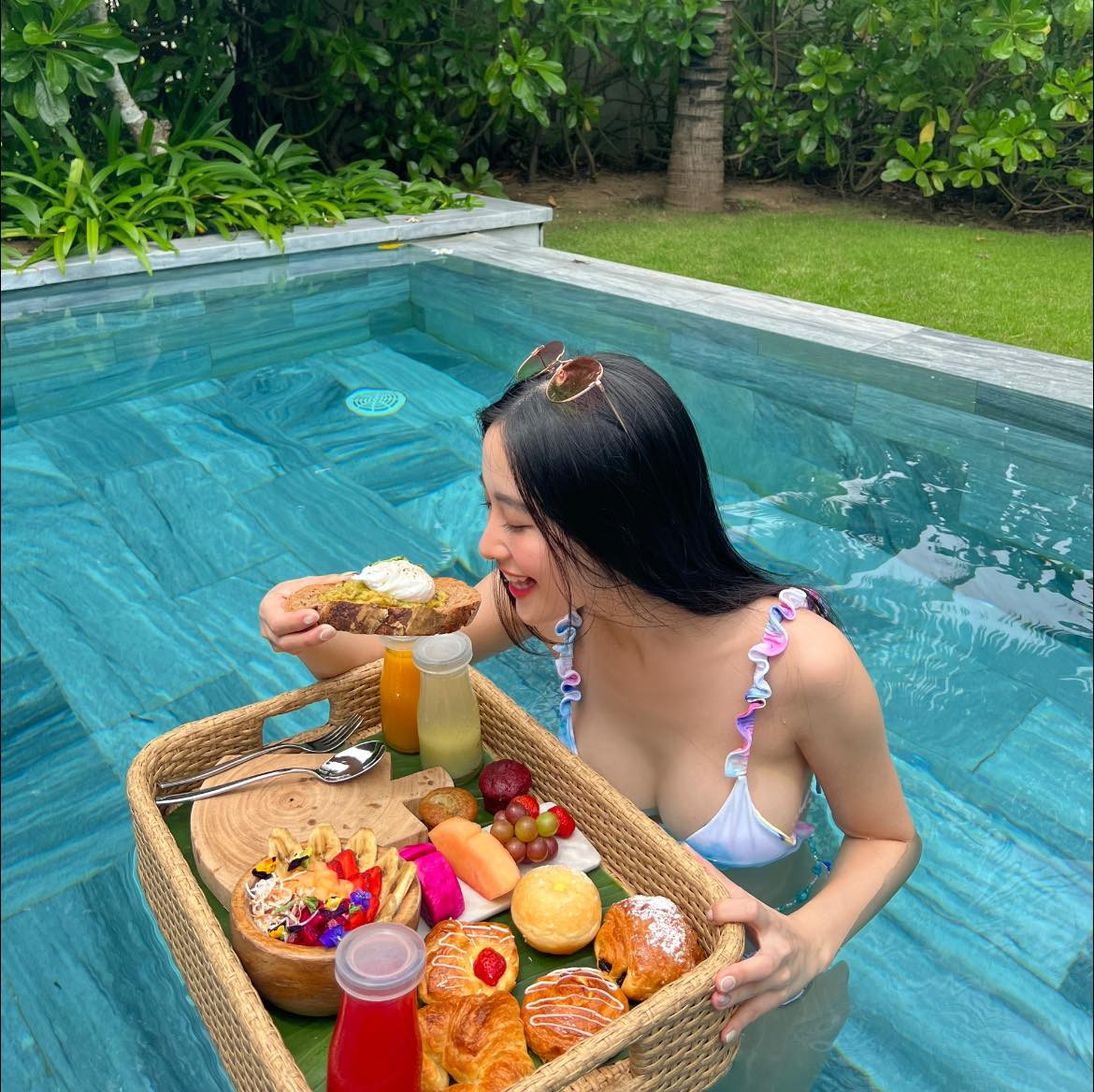 Jun Vũ theo đuổi phong cách thời trang gợi cảm, nữ tính. Cô thường xuyên chia sẻ hình ảnh của bản thân trên trang cá nhân với người hâm mộ.