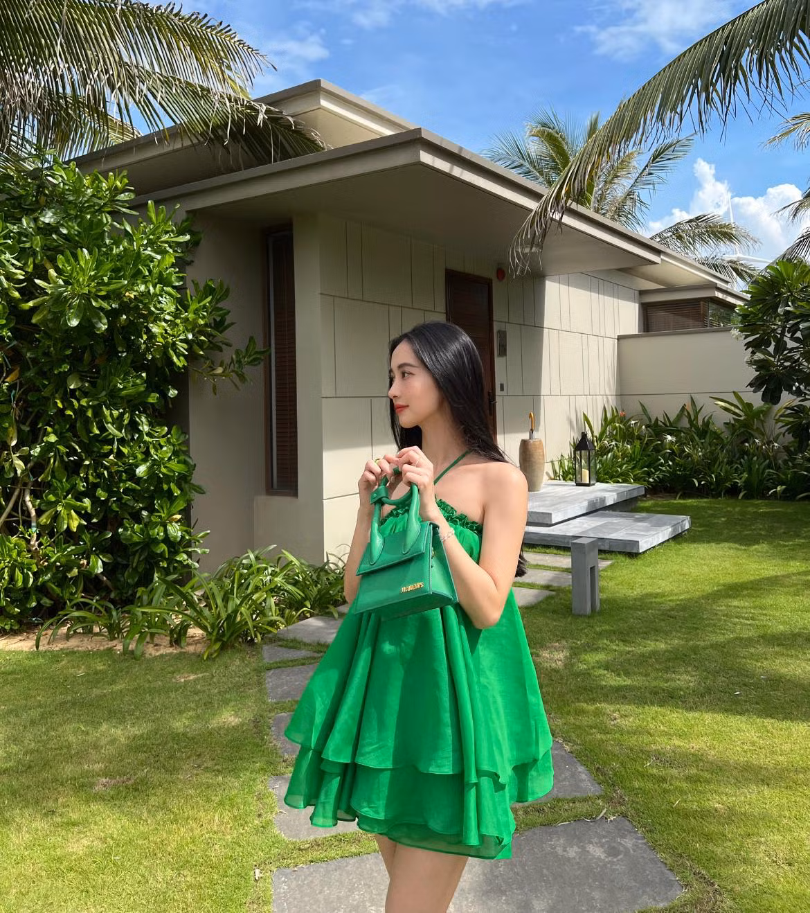 Thực tế, Jun Vũ cũng biến hóa bản thân với những phong cách khác biệt khi "bánh bèo", khi quyến rũ lúc lại năng động.